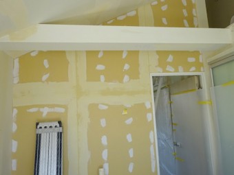 パステルカラーの間仕切り壁で圧迫感のない快適空間に